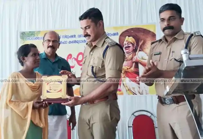 Accident, Nursery student, School bus, Malayalam News, Kerala News, Malayalam, Kasaragod News, Kasaragod police felicitated Chandrawati and Hameed who brought child to hospital after being hit by a school bus.