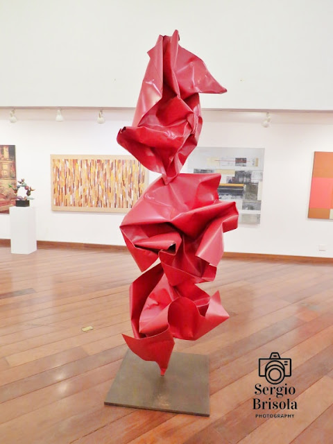 Close-up da Escultura Totem de Amassados Vermelho na Galeria de Arte André