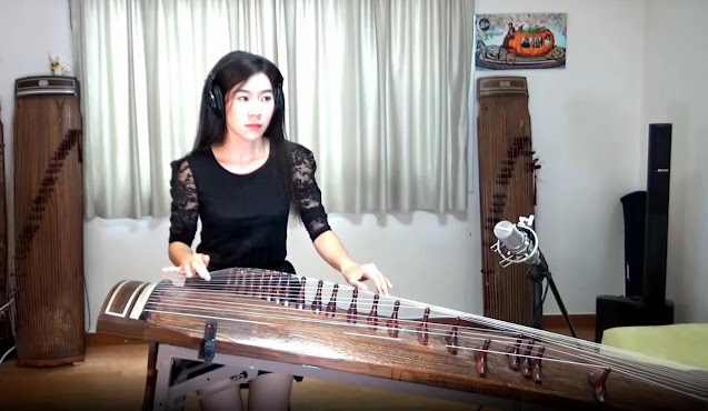 Luna Lee tocando el gayageum