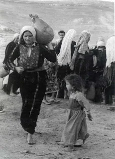 نساء وأطفال فلسطين يهربون خلال نكبة عام 1948