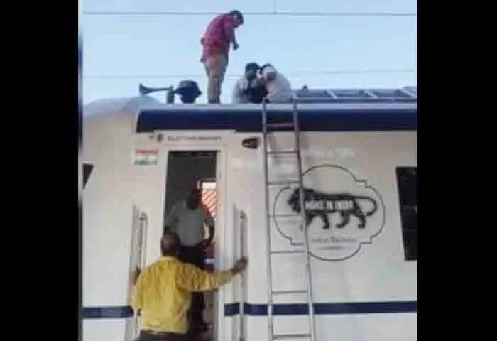 News, Kerala, Kannur, Leakage, Vande Bharat Express, Train, Narendra Modi, Kasaragod, Inauguration, Thiruvananthapuram, Leakage in Vande Bharat express train.