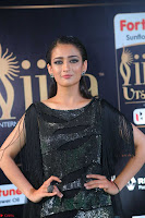 Akshara Haasan in Shining Gown at IIFA Utsavam Awards 2017  Day 2 at  12.JPG