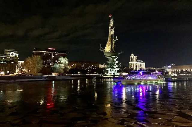 Пречистенская набережная, Москва-река