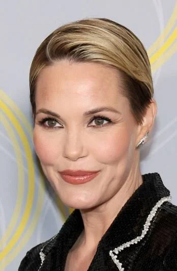 Leslie Bibb face expression