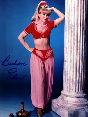 barbara eden joven con traje de genio