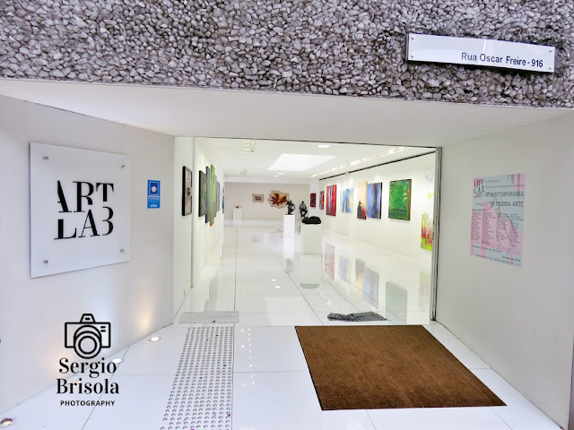 Vista ampla da entrada Oscar Freire da Art Lab Gallery em Cerqueira César