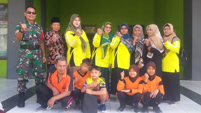 Babinsa Koramil 01 Blora Kelurahan Karangjati Serka Bambang Is bersama guru pendamping dan beberapa peserta PORSENI MI Kabupaten Blora 9 September 2023