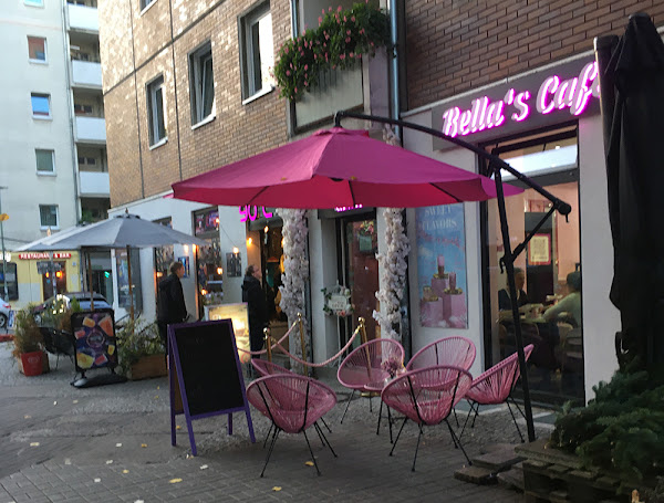 Bella's Café outside