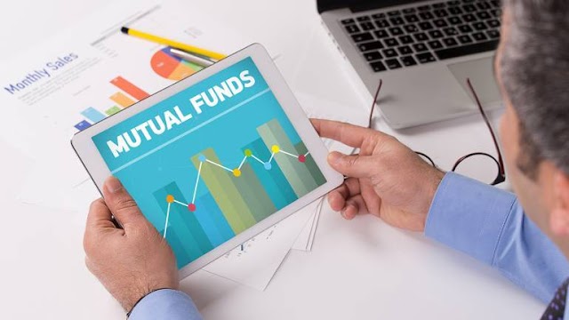 How is a mutual fund distributor different from an investment advisor ?