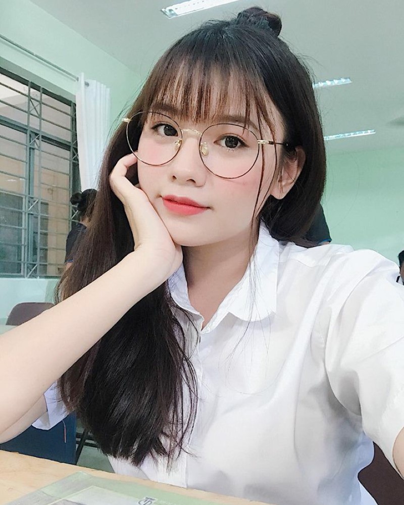 Hình Ảnh Gái Xinh Tóc Ngắn Đeo Kính Cận Cute Dễ Thương