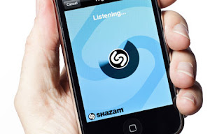 قم باسماع الاغنية او الموسيقى لهاتفك وهو سيبحث عنها عبر تطبيق SHAZAM للاندرويد