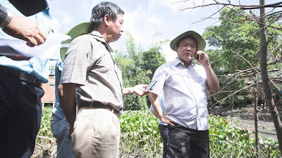 Bí thư Thăng đang khảo sát cuộc sống của người dân trên tuyến rạch Xuyên Tâm