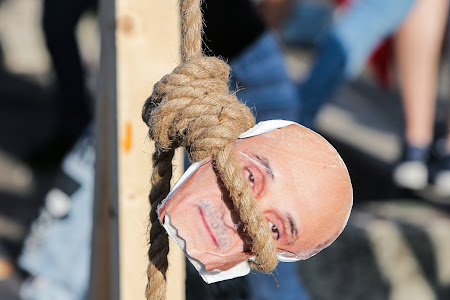 المتظاهرون ببيروت ينصبون مشانق الزعامات السياسية في لبنان