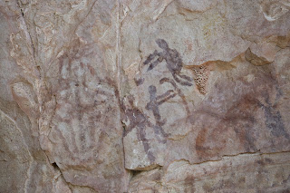 Pinturas rupestres de formas antropomórficas y de animales.