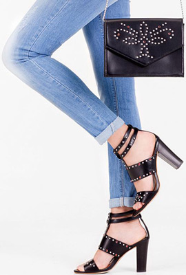 Stradivarius bolso tachas negro y sandalias tacón negras