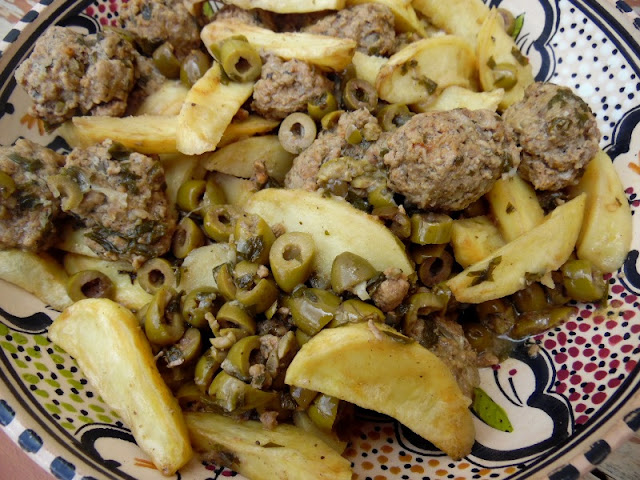 tajine avec olives vertes, viande hachée aromatisée à la menthe et pommes de terre frites