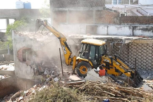 आदतन अपराधियों और माफिया के खिलाफ कारवाई जारी,जिला प्रशासन और नगर निगम अमले की टीम ने  अवैध मकान को किया ध्वस्त