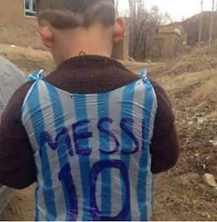 poşetten messi forması