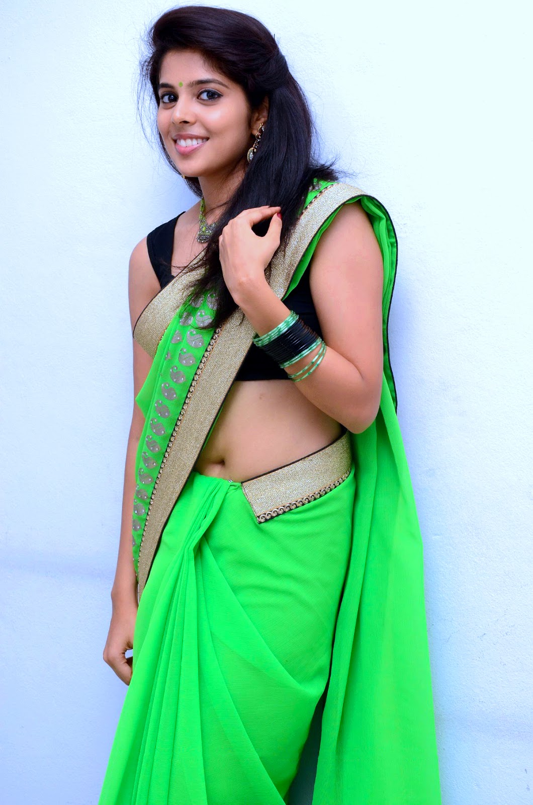 Beauty Galore HD : Shravya Hot Navel In Green Saree