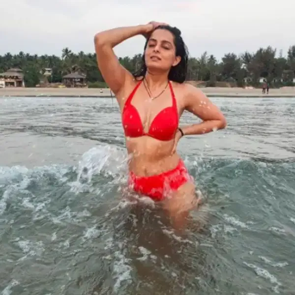 Ruhi Chaturvedi kundali bhagya actress bikini hot