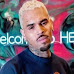 Chris Brown lanza celular de fanática durante concierto en Berlín