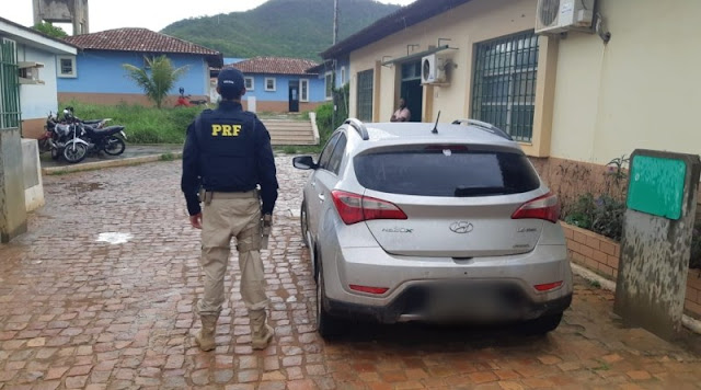 Novos policiais prendem foragido da justiça e recuperam veículo roubado durante fiscalização na Região Oeste da Bahia