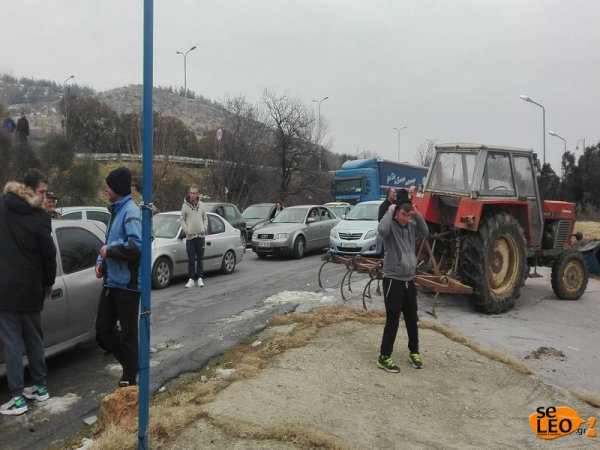 Θεσσαλονίκη: Αγρότες έσπασαν περιπολικά και έφτασαν κοντά στο τελωνείο των Ευζώνων