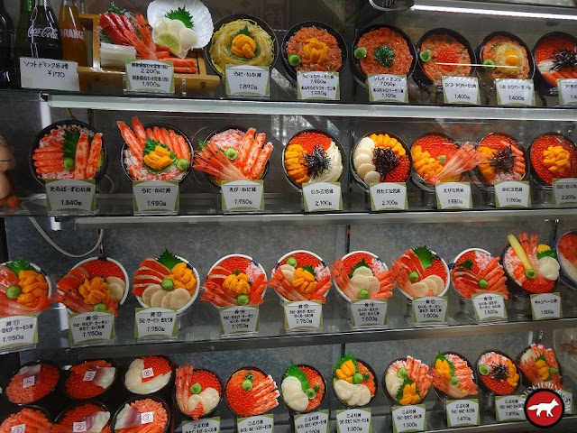 Vitrine de restaurant proposant des donbori aux fruits de mer à Hakodate