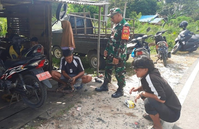 Komsos dengan Pekerja Bengkel, Babinsa Saprizal Memotivasi Agar Selalu Semangat Melakukan Pekerjaannya