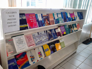 Los libros de Pedagogía y Lingüística se encuentran en el librero blanco en recepción de CEMAAI Tijuana, los cuales están disponibles para prestamo interno al presentar credencial vigente.