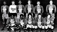 PARIS ST. GERMAIN F. C. - París, Francia - Temporada 1973-74 - Laposte, Planchard, Bade, Renaut, Cardiet y Léonetti; M'Pelé, André, Deloffre, Spiegler y Dogliani - El Paris St. Germain se clasificó en tercer lugar en la 2ª División francesa y ascendió a 1ª