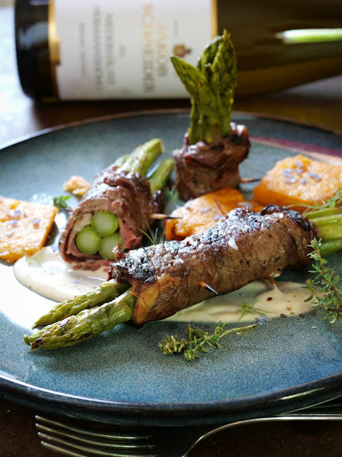 Entrecôte-Spargel-Involtini mit Polenta und Limetten-Aioli