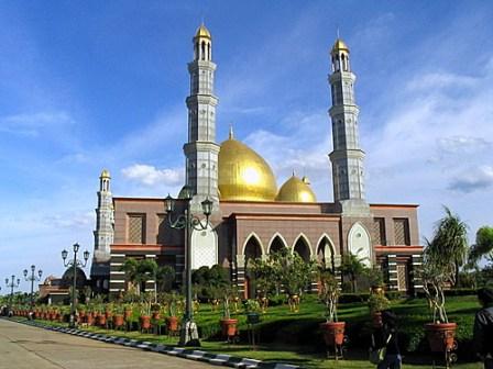 Poestaha Depok: Masjid 'Kubah Emas' Termegah di Asia ...