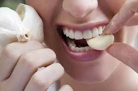 Masukkan dan Hisap Bawang Putih Dalam Mulut Selama 30 Menit, Hasilnya Mengagumkan