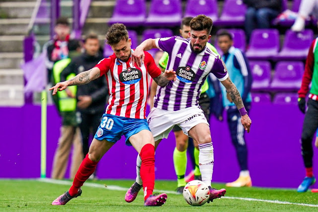 Monchu y Ricard disputan el balón. REAL VALLADOLID C. F. 4 C. D. LUGO 1 Sábado 02/04/2022, 16:00 horas. Campeonato de Liga de 2ª División, jornada 34. Valladolid, estadio José Zorrilla: 13.516 espectadores.