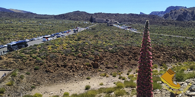 Vista de la zona de parador, centro de visitantes y ermita de las nieves en Cañadas del Teide