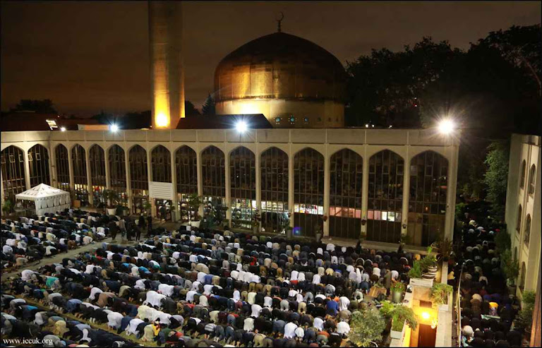 Mesquita Central e Centro Cultural Islâmico de Londres durante orações do Ramadã prescritas pelo Corão