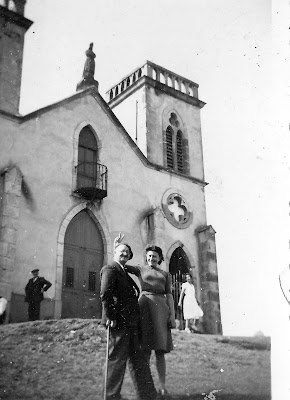 Photo de famille : couple et deux personnes.