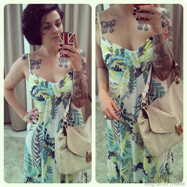 look detalhes vestido longo estampa tropical e bolsa nude triton