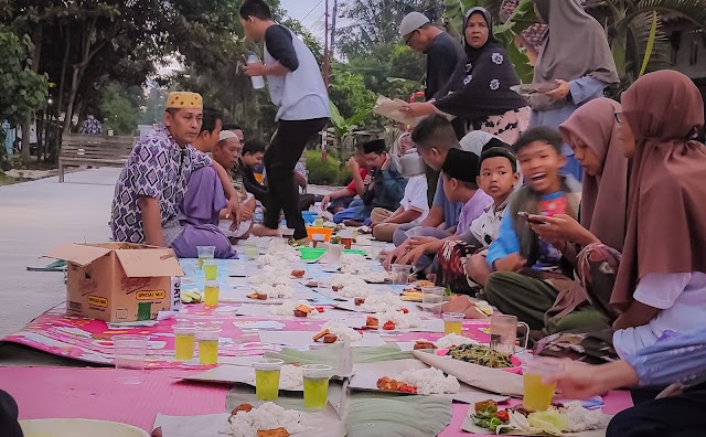 Wujud Rasa Syukur, Warga Puring Adakan Bukber di Jalan yang sedang Dibangun