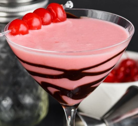 CHOCOLATE COVERED CHERRY MARTINI #drinks #vodka