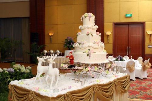 The Christmas theme wedding cake pictures shown below may spur your