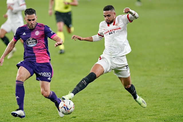 Bruno González y Youssef En-Nesyri. SEVILLA F. C. 1 REAL VALLADOLID C. F 1. 19/12/2020. Campeonato de Liga de 1ª División, jornada 14. Sevilla, estadio Ramón Sánchez Pizjuán.