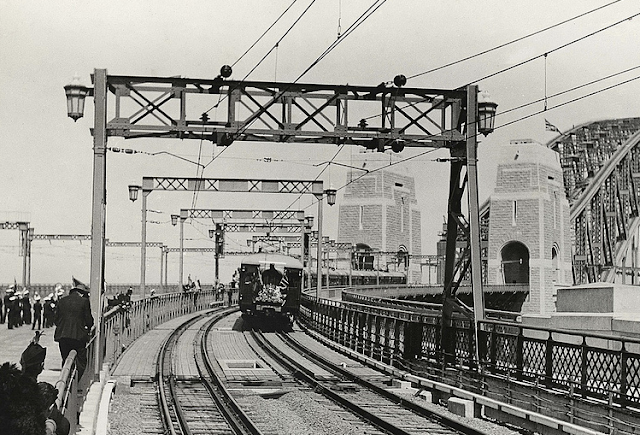 First passenger train to cross Sydney Harbour Bridge upon opening