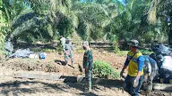 Hujan dan Jalan Berlumpur Tidak Menyurutkan satgas TMMD Ke- 111 Kodim 0204/DS Untuk Terus Bekerja