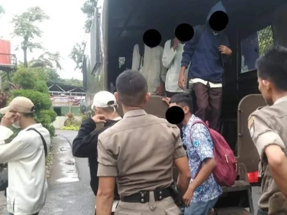 Antisipasi Tawuran, Satpol PP Awasi Sekolah di Kota Padang, 10 Pelajar Diamankan