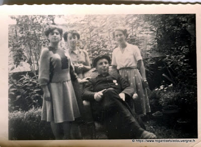 Photo ancienne noir et blanc, familles à la campagne.