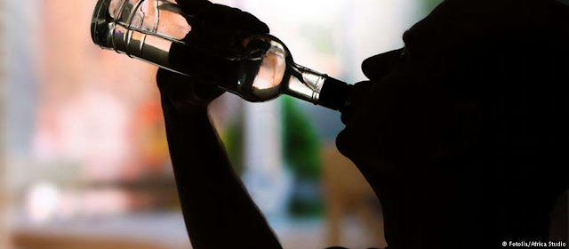 O consumo de álcool está associado a mais de 200 problemas de saúde e deixa as pessoas mais vulneráveis a doenças - Foto: DW / Deutsche Welle