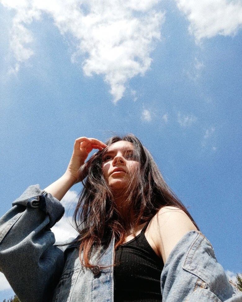 Foto tumblr chica con chaqueta de mezclilla y el cielo de fondo
