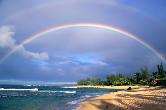 Pelangi di tepi pantai